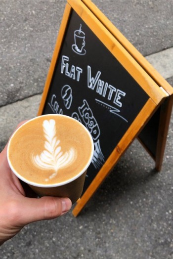 Flat White Kaffee mit schöner Michschaumverzierung