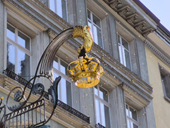 Bienenschwarm hat sich an der Krone des Hotel Krone niedergelassen